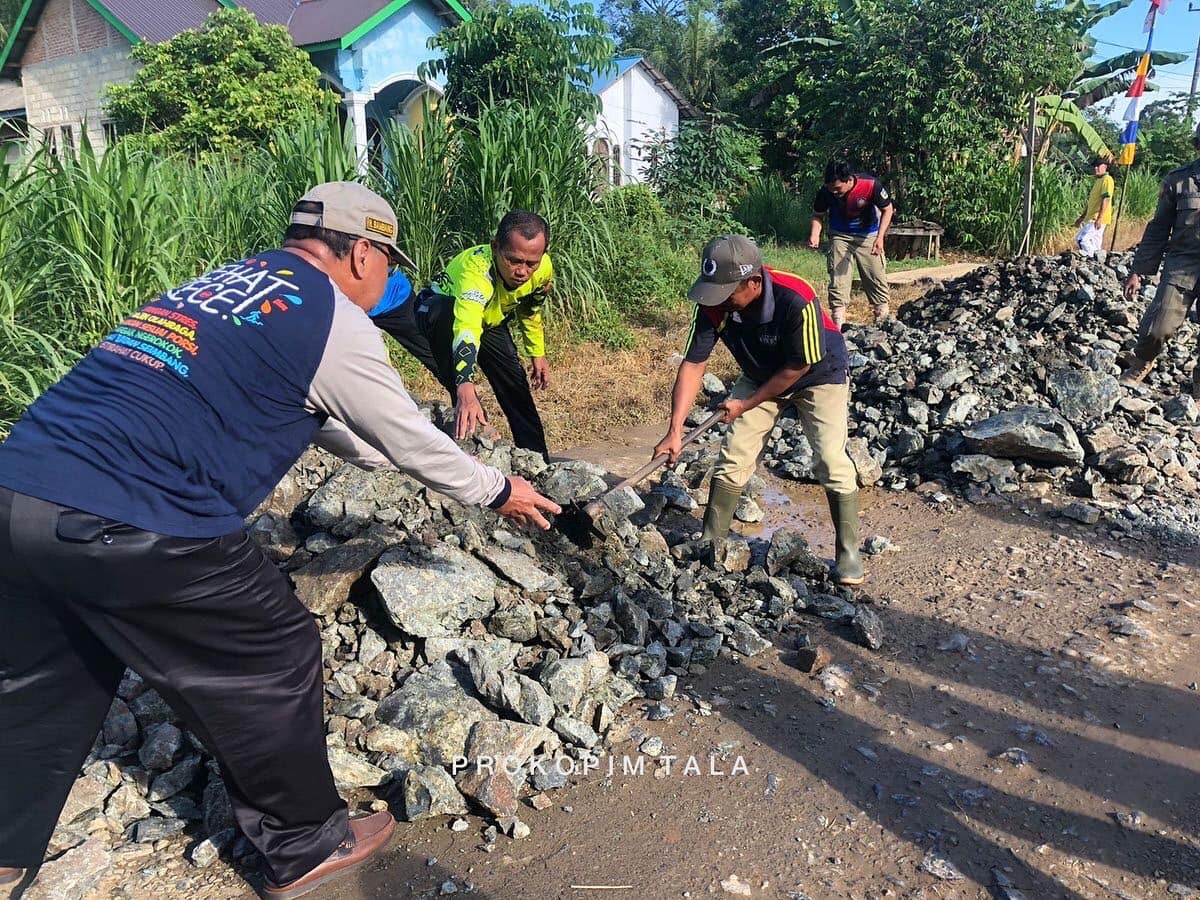 Sukamta Uruk Batu Di Jalan Berlubang